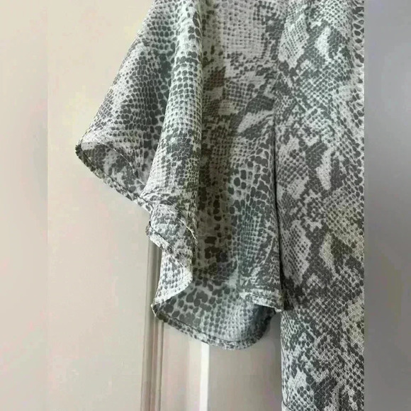 EUC Time & Tru Snakeskin Gray Midi Women’s Size Small (4-6) - Picture 5 of 9